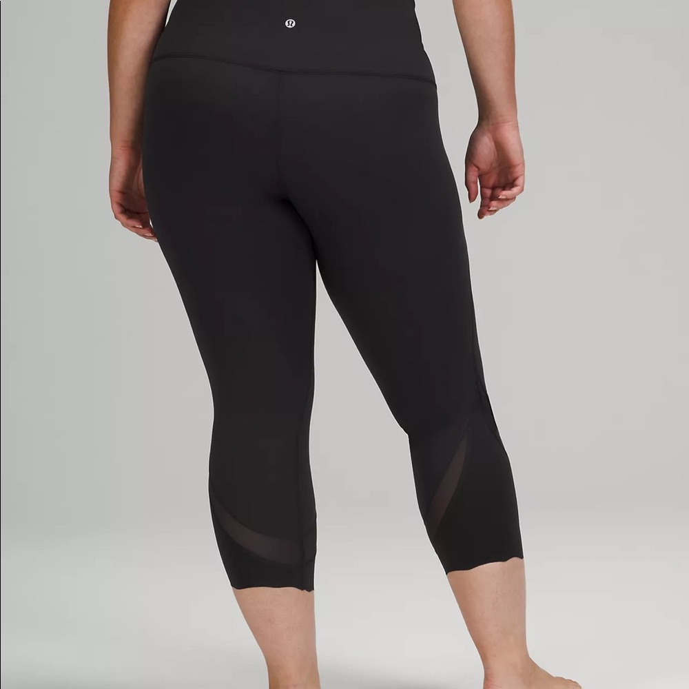 Wunder Under Scalloped Hem High-Rise Crop 23" 
Full-On Luxtreme